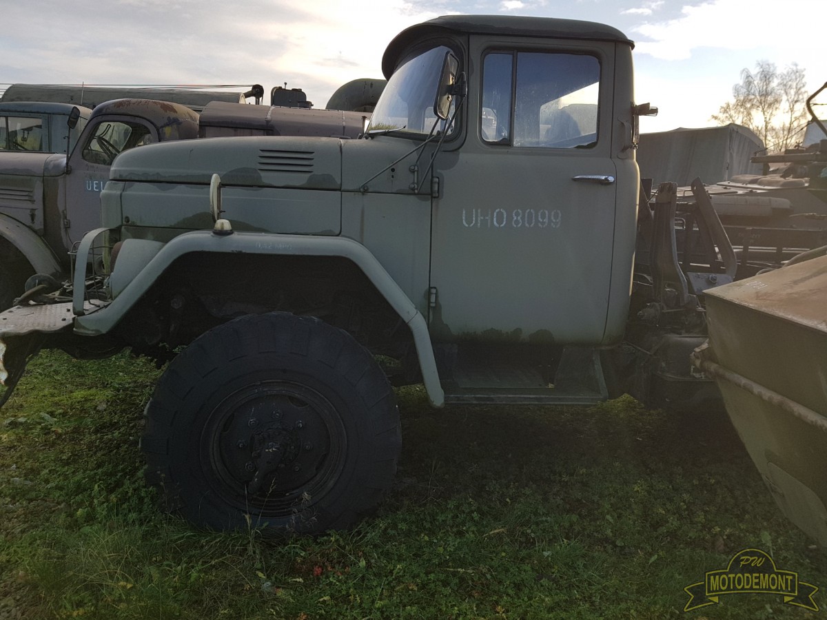 Ciągnik siodłowy ZIŁ-137T + Naczepa  transportowa 9T238 10x10