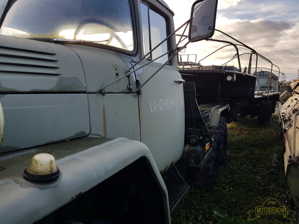 Ciągnik siodłowy ZIŁ-137T + Naczepa  transportowa 9T238 10x10