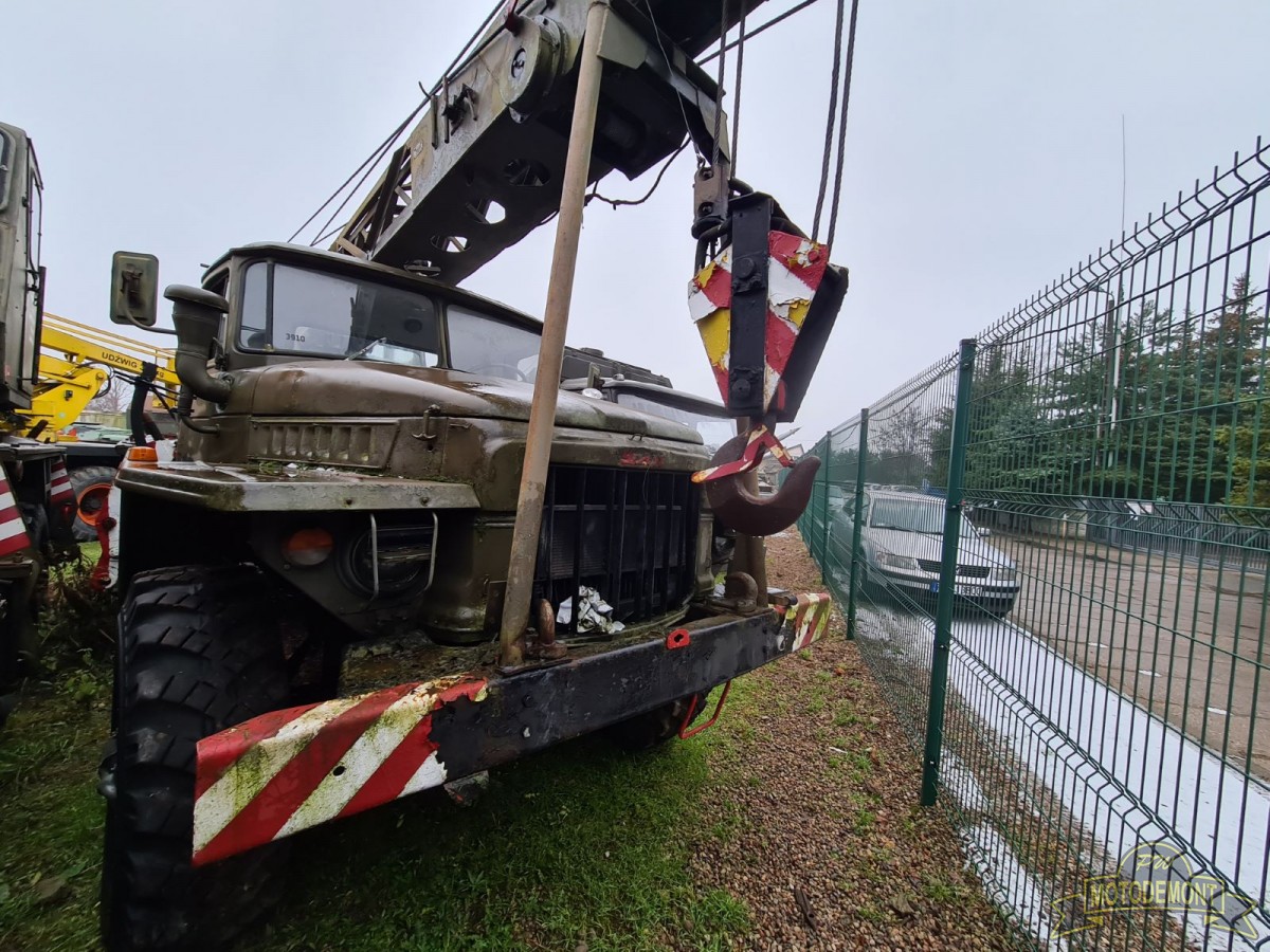 Żuraw średniego udźwigu 9T31M na samochodzie URAL 375